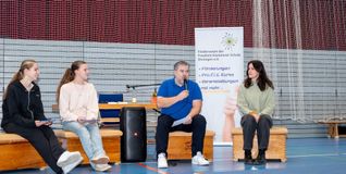 Von links: Katie Henne, Nele Zipperer, Christian Möller (Vorsitzender vom Förderverein) und die Autorin Yasmin Shakarami zu Beginn der Lesung.