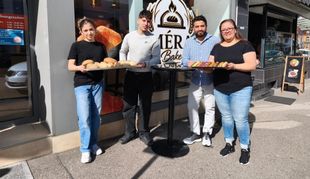 Die Familie Muhlandiz vor ihrer neuen Bäckerei Mera in der Wettbachstraße.
