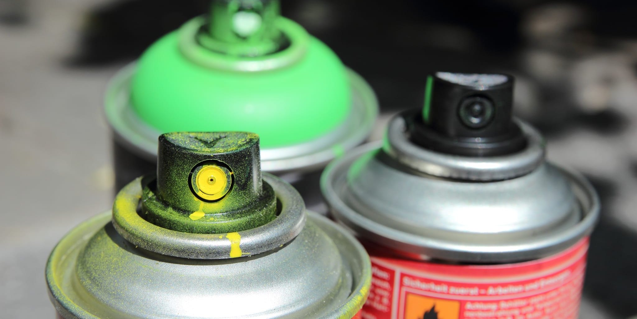 Die Autos wurden mit Farbe besprüht.