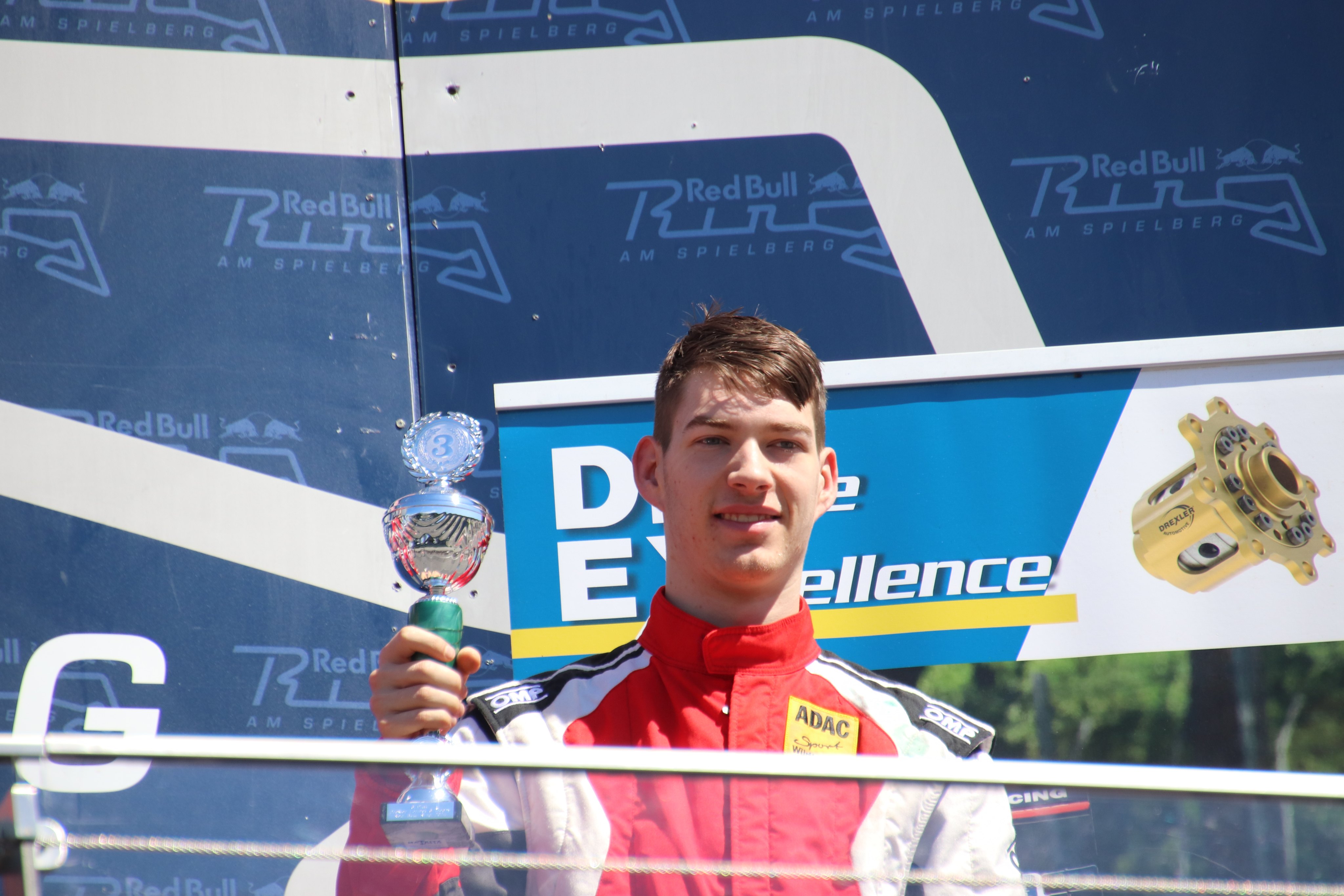 André Petropoulos feiert am Wochenende seinen ersten Podestplatz in dieser Formel-3-Saison.Dafür gab es auch einen Pokal. Bild: z