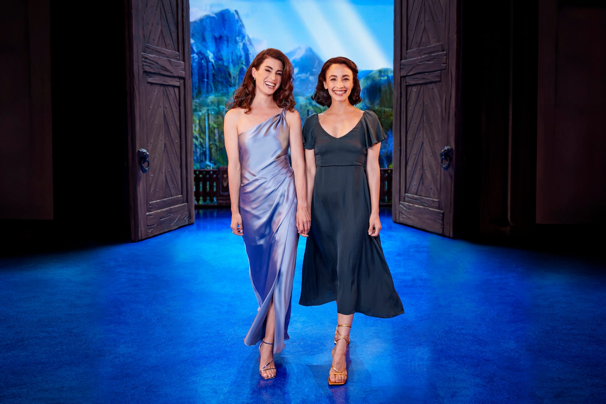 Ann Sophie als Elsa und Abla Alaoui als Anna verkörpern die beiden Schwestern im Musical.