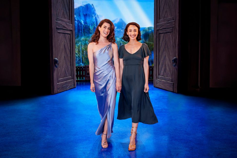 Ann Sophie als Elsa und Abla Alaoui als Anna verkörpern die beiden Schwestern im Musical.
