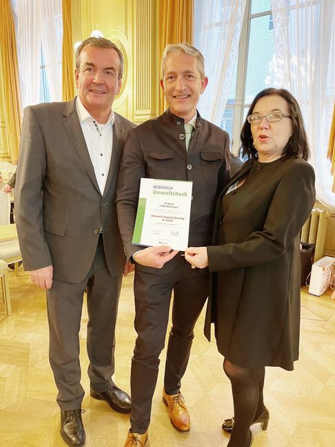 Die Auszeichnung wurde von Fritz Engelhardt, Präsident des Dehoga Baden-Württemberg (links) und Eva Rühle, Vize-Präsidentin des Dehoga Baden-Württemberg in Heidelberg, an  Simeon Schad, geschäftsführender Gesellschafter V 8 Hotel, überreicht.