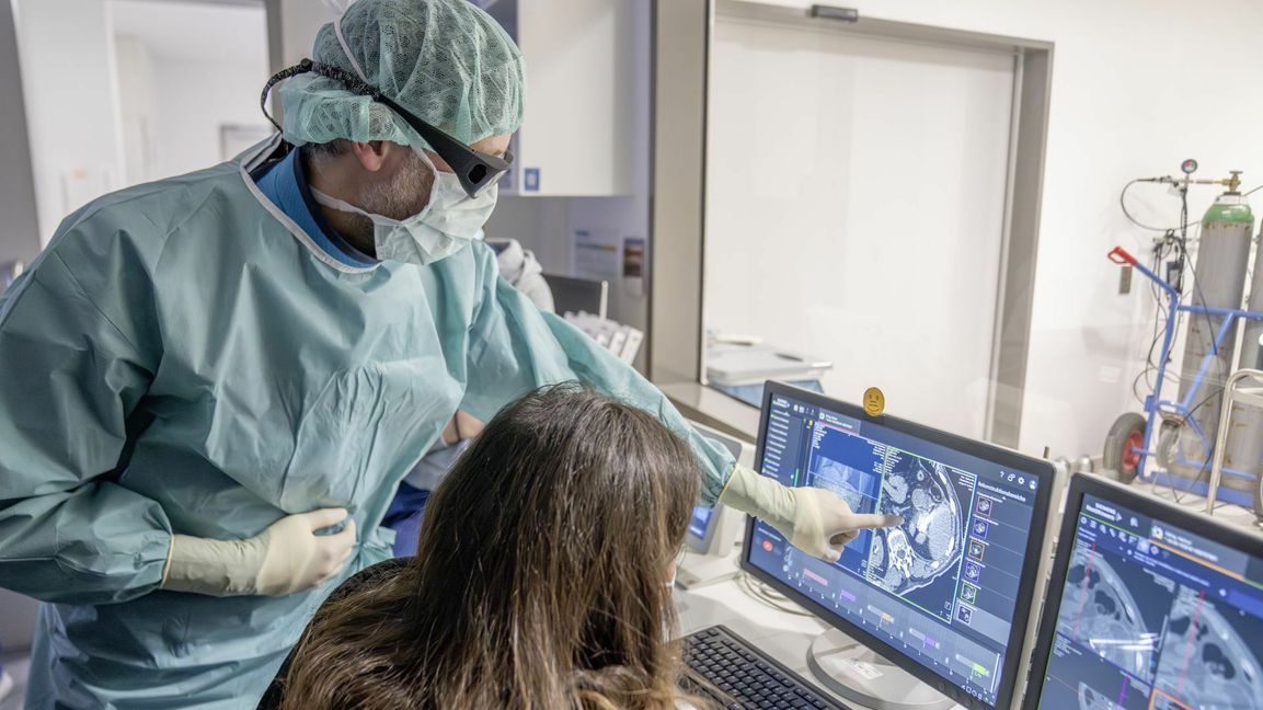 Professor Maßmann und seine Mitarbeiter überprüfen immer wieder, ob alles sitzt. Foto: Der Rote Drache Fotograf