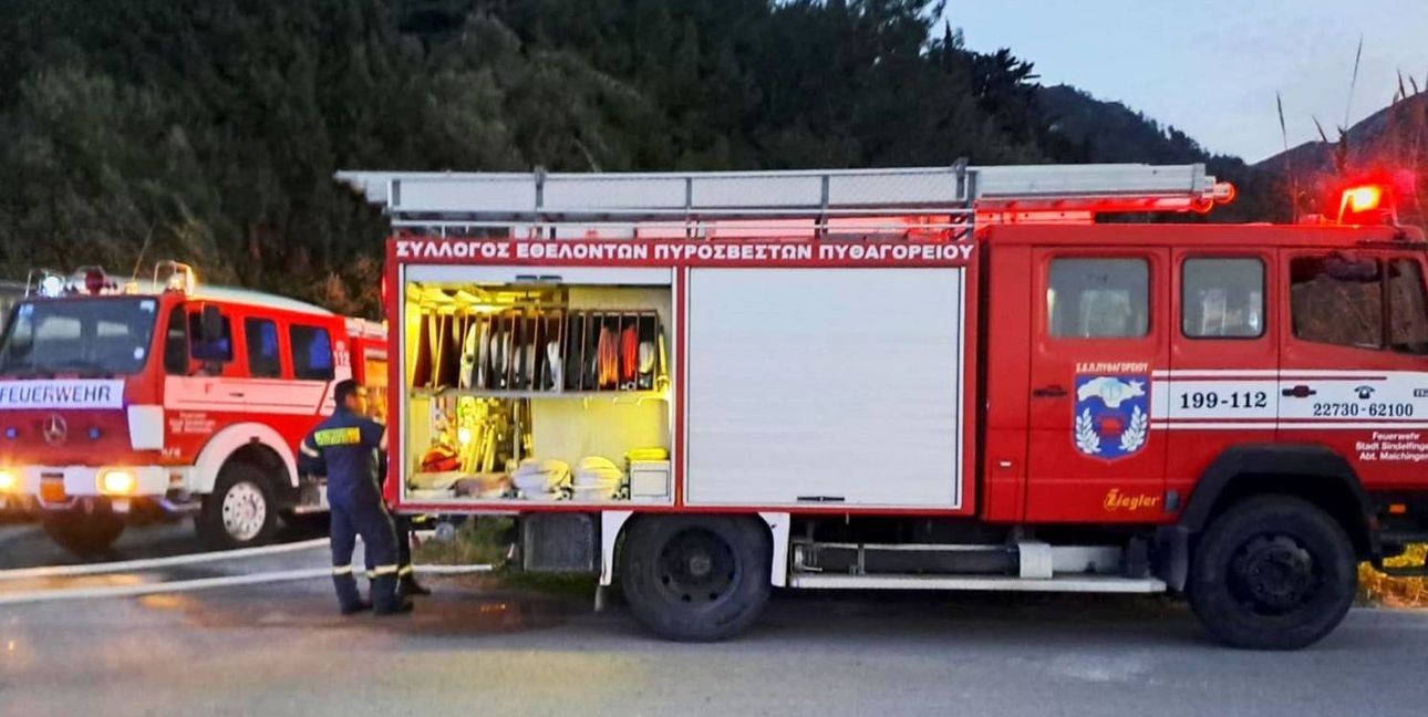 Zwei der drei Feuerwehrautos, die Sindelfingen der Partnerstadt Ost-Samos gespendet hat, beim jüngsten Einsatz bei Kokkari an der Nordküste der Ägäis-Insel.Bild: Feuerwehr Samos/Archiv P. Bausch
