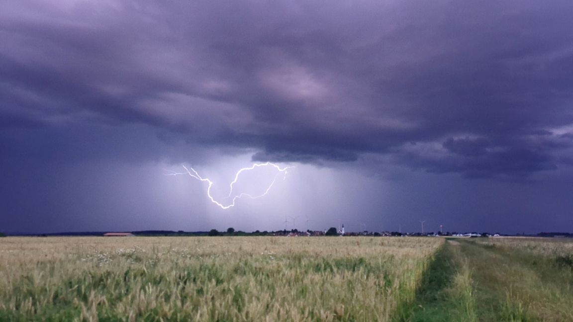 Die Straßen sind auch am Tag nach dem Unwetter noch nicht sicher passierbar. (Symbolbild)
