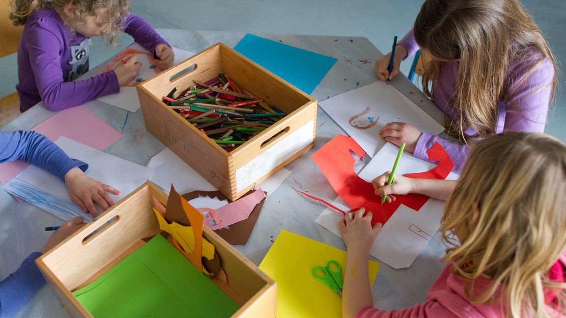 Vier Mädchen vertreiben sich heute beim Malen die Zeit in der  Ganztagsbetreuung an ihrer Grundschule.