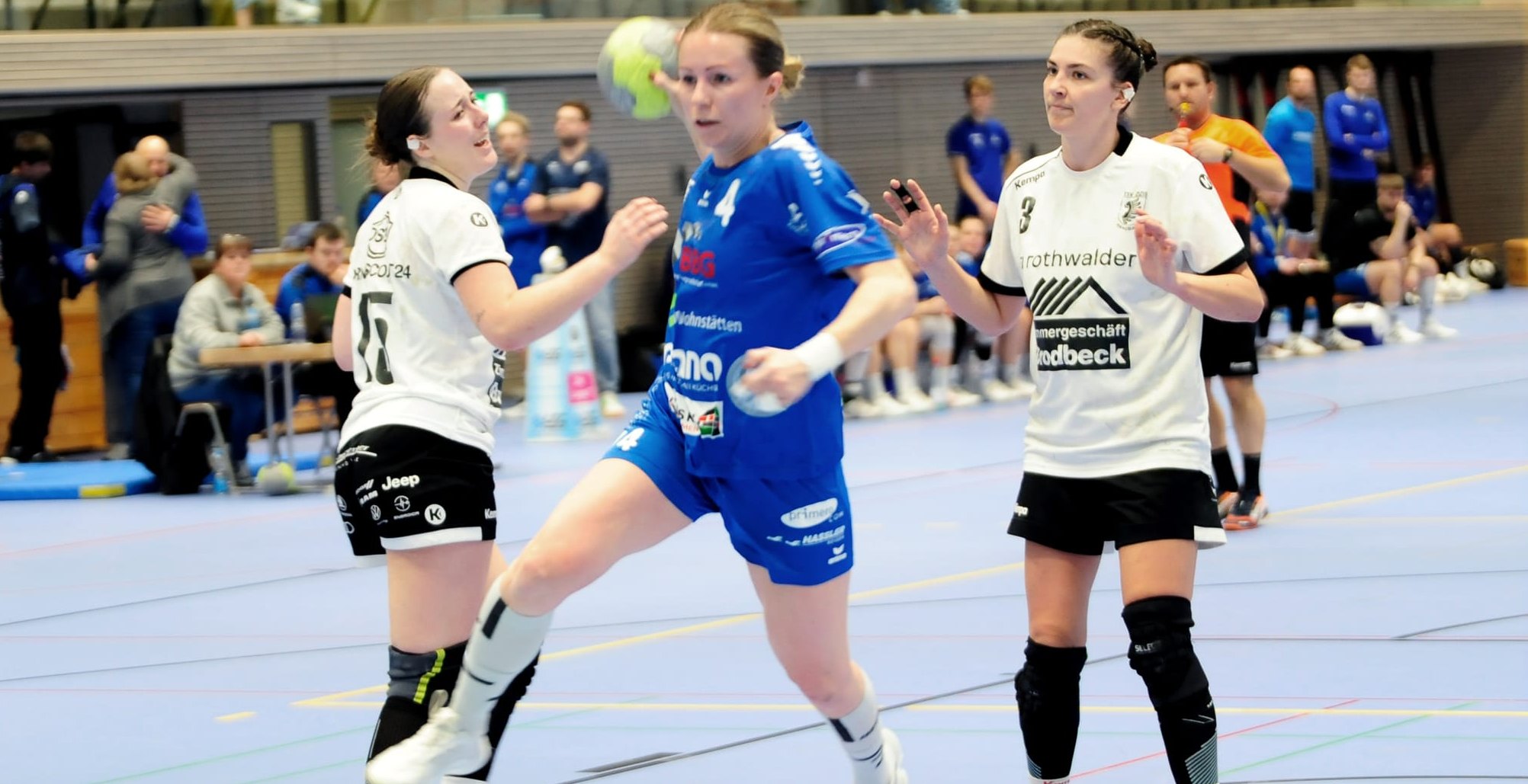 Denise Dieterle (Mitte) wirft drei Tore beim 33:32-Eefolg gegen Weilheim.