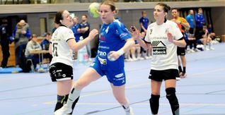 Denise Dieterle (Mitte) wirft drei Tore beim 33:32-Eefolg gegen Weilheim.