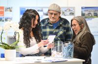 Aussteller und Besucher kommen ins Gespräch.