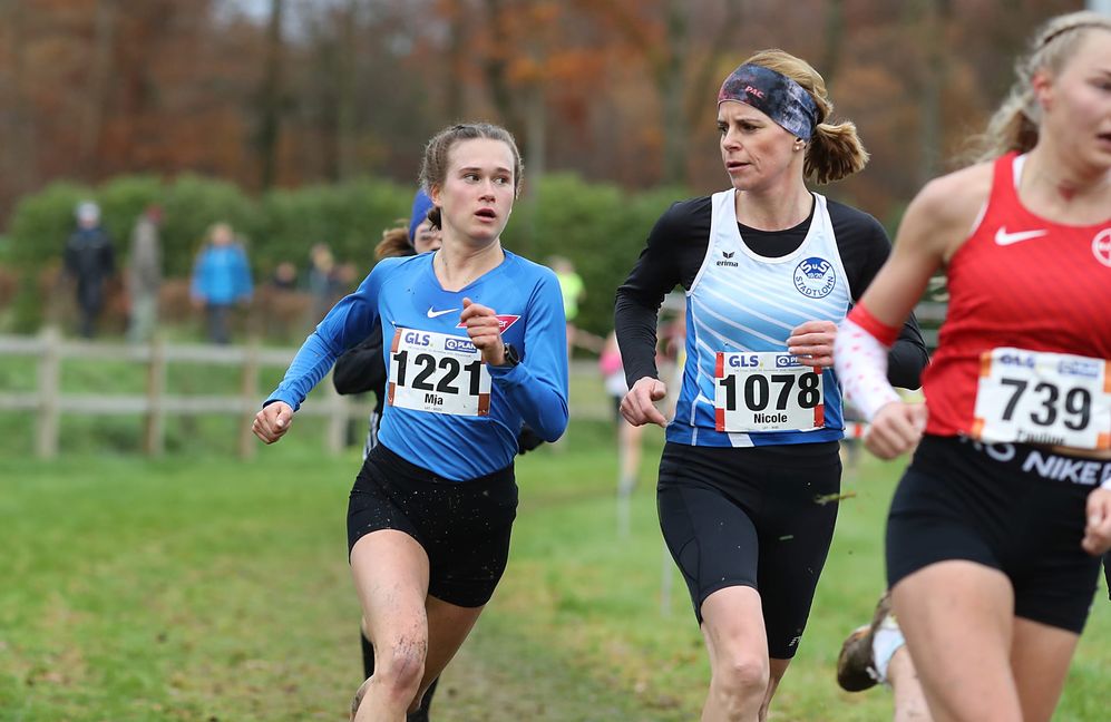 Mia Jurenka (links) hat ihre Konkurrenz fest im Blick: