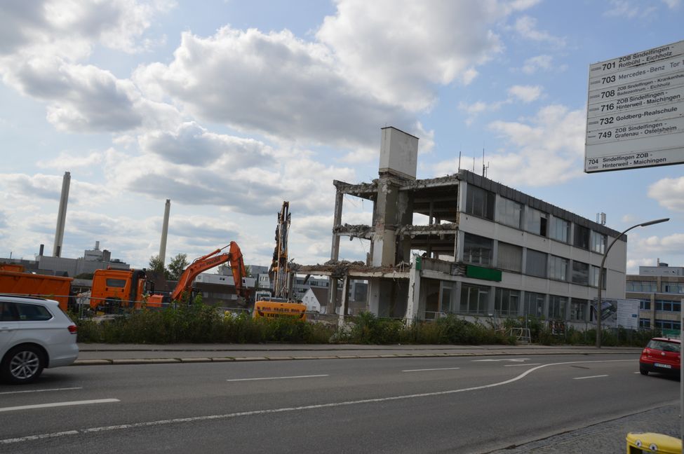 So sah das Suevia-Gebäude am Montagnachmittag aus. Stunde für Stunde tragen die Bagger mehr und mehr Bausubstanz ab (Bild: Steiner).
