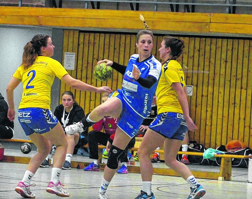 Spielmacherin Kim Steinlein (Mitte) und die HSG Böblingen/Sindelfingen wollen die Saison anständig zu Ende spielen und den zweiten Tabellenplatz verteidigen.  Bild: Zvizdiç