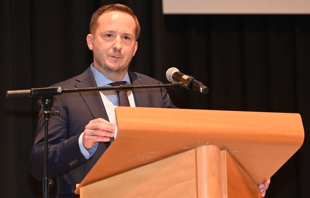 Amtsinhaber Florian Glock bei seiner Rede in der Festhalle.