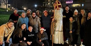 Gruppenbild mit dem Nikolaus. Beim Fest in der Viehweide kommen die Leute zusammen. 	Bild: z