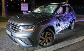 Unfall in der Calwer Straße in Böblingen: Ein VW kollidierte mit einem Linienbus, vier Menschen wurden verletzt.