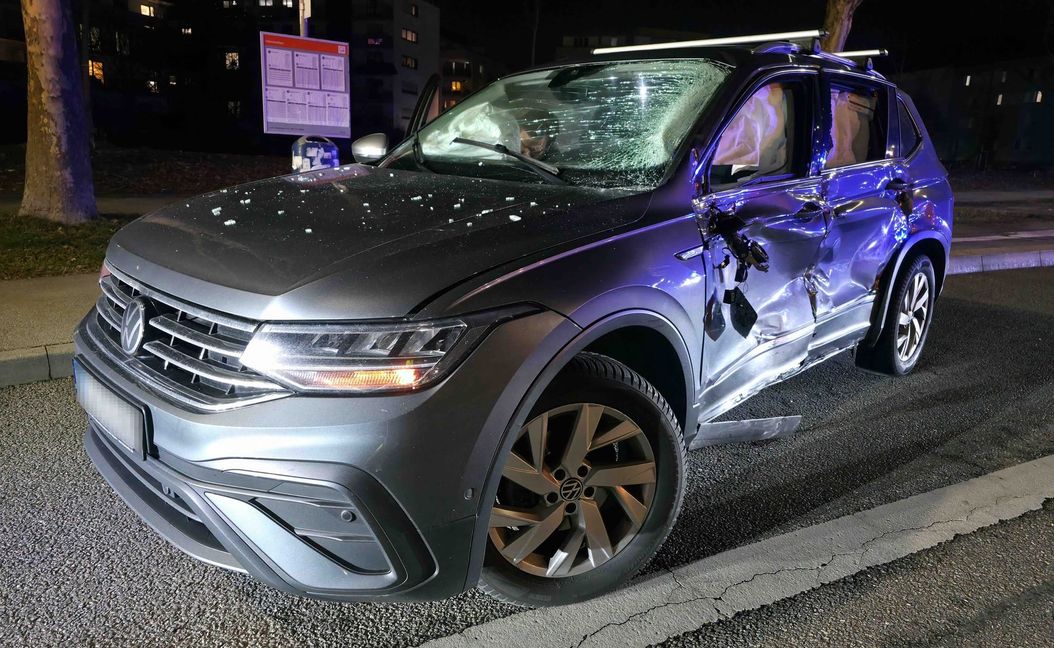 Unfall in der Calwer Straße in Böblingen: Ein VW kollidierte mit einem Linienbus, vier Menschen wurden verletzt.