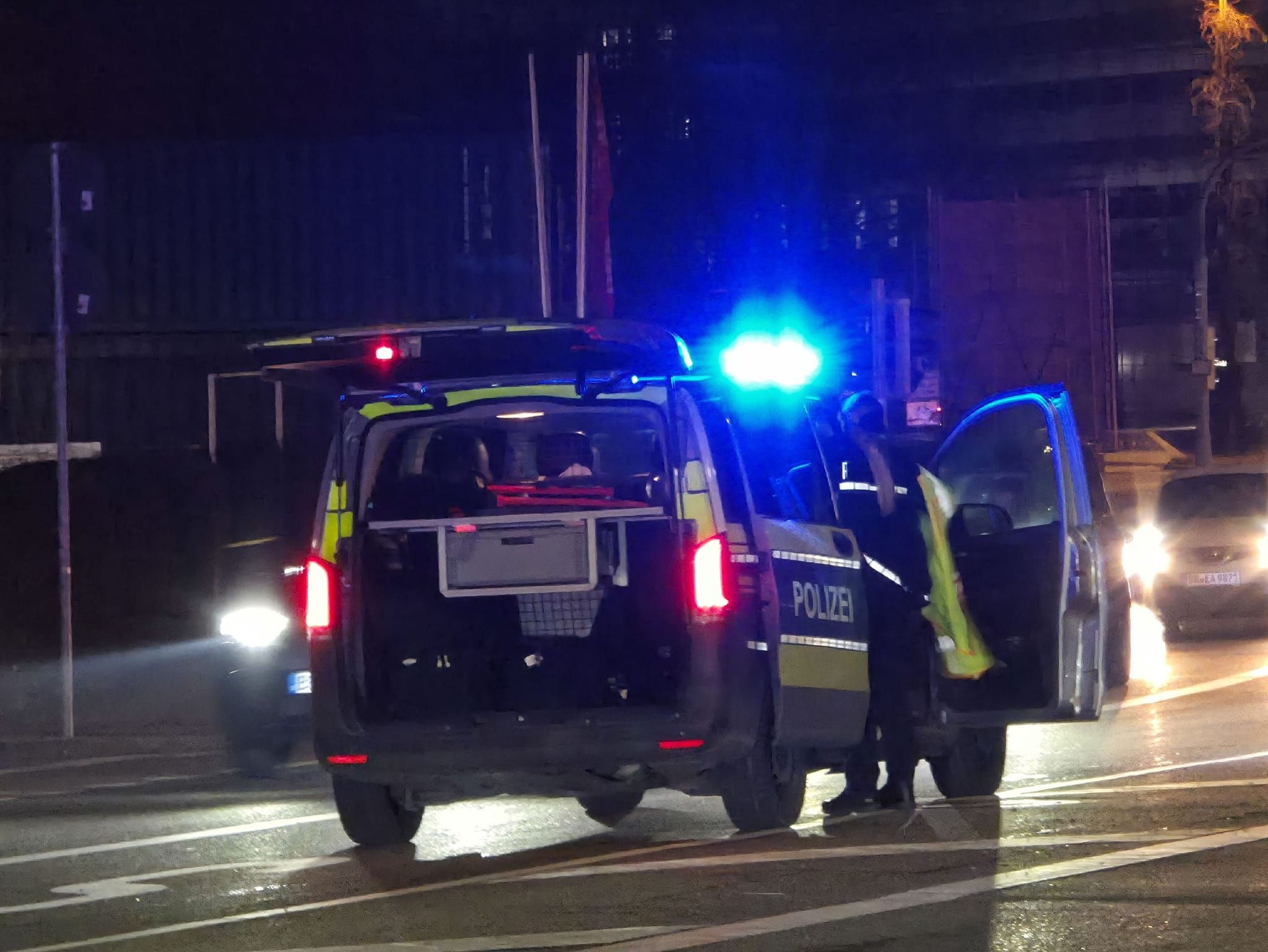 Ein VW stieß in Böblingen mit einem Linienbus zusammen und wurde in eine Bushaltestelle geschleudert, vier Menschen wurden leicht verletzt.