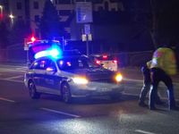 Ein VW stieß in Böblingen mit einem Linienbus zusammen und wurde in eine Bushaltestelle geschleudert, vier Menschen wurden leicht verletzt.