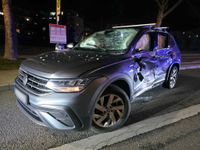 Ein VW stieß in Böblingen mit einem Linienbus zusammen und wurde in eine Bushaltestelle geschleudert, vier Menschen wurden leicht verletzt.