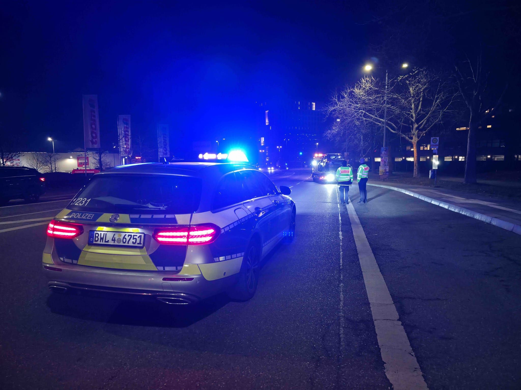 Ein VW stieß in Böblingen mit einem Linienbus zusammen und wurde in eine Bushaltestelle geschleudert, vier Menschen wurden leicht verletzt.