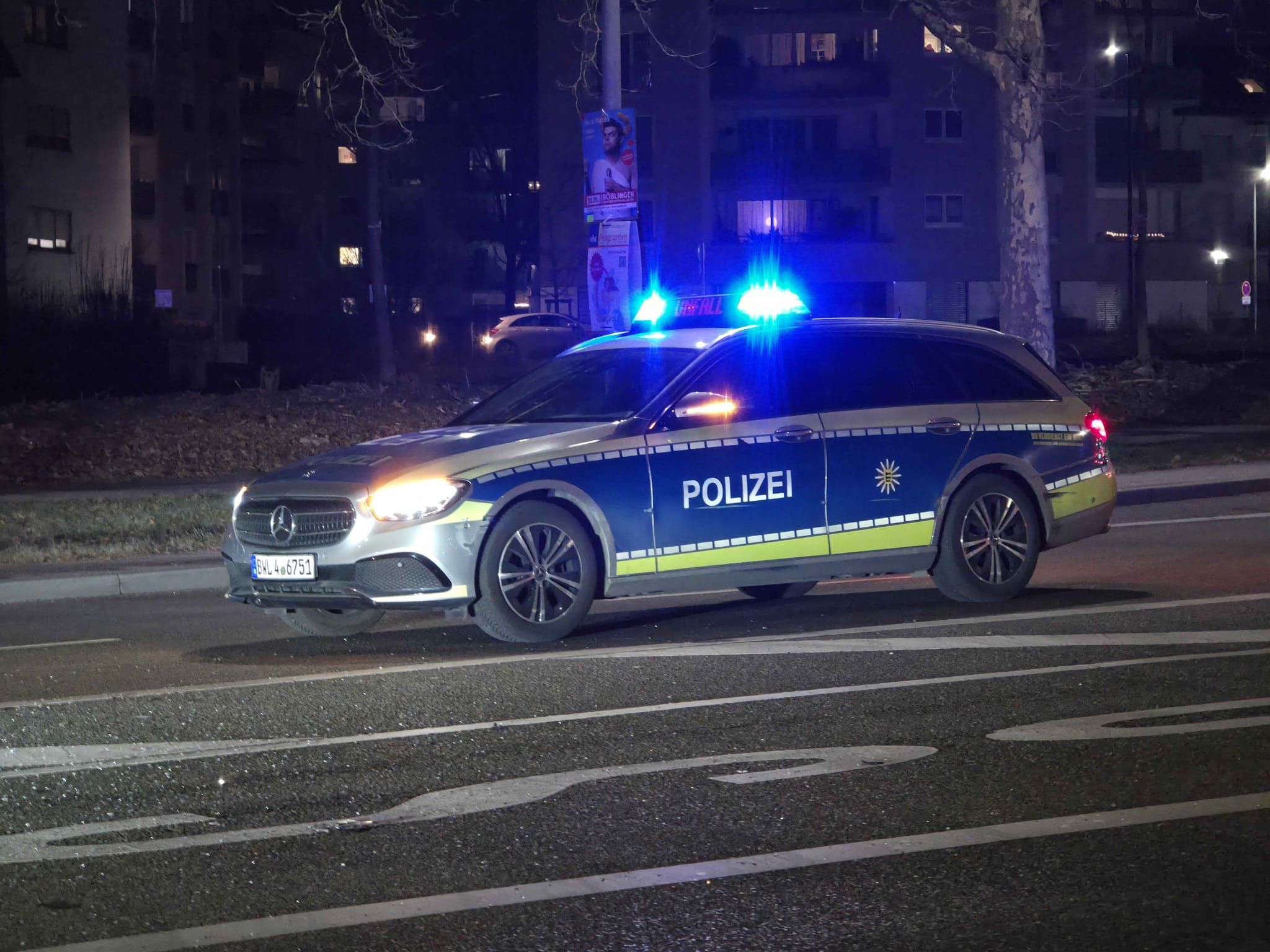 Ein VW stieß in Böblingen mit einem Linienbus zusammen und wurde in eine Bushaltestelle geschleudert, vier Menschen wurden leicht verletzt.