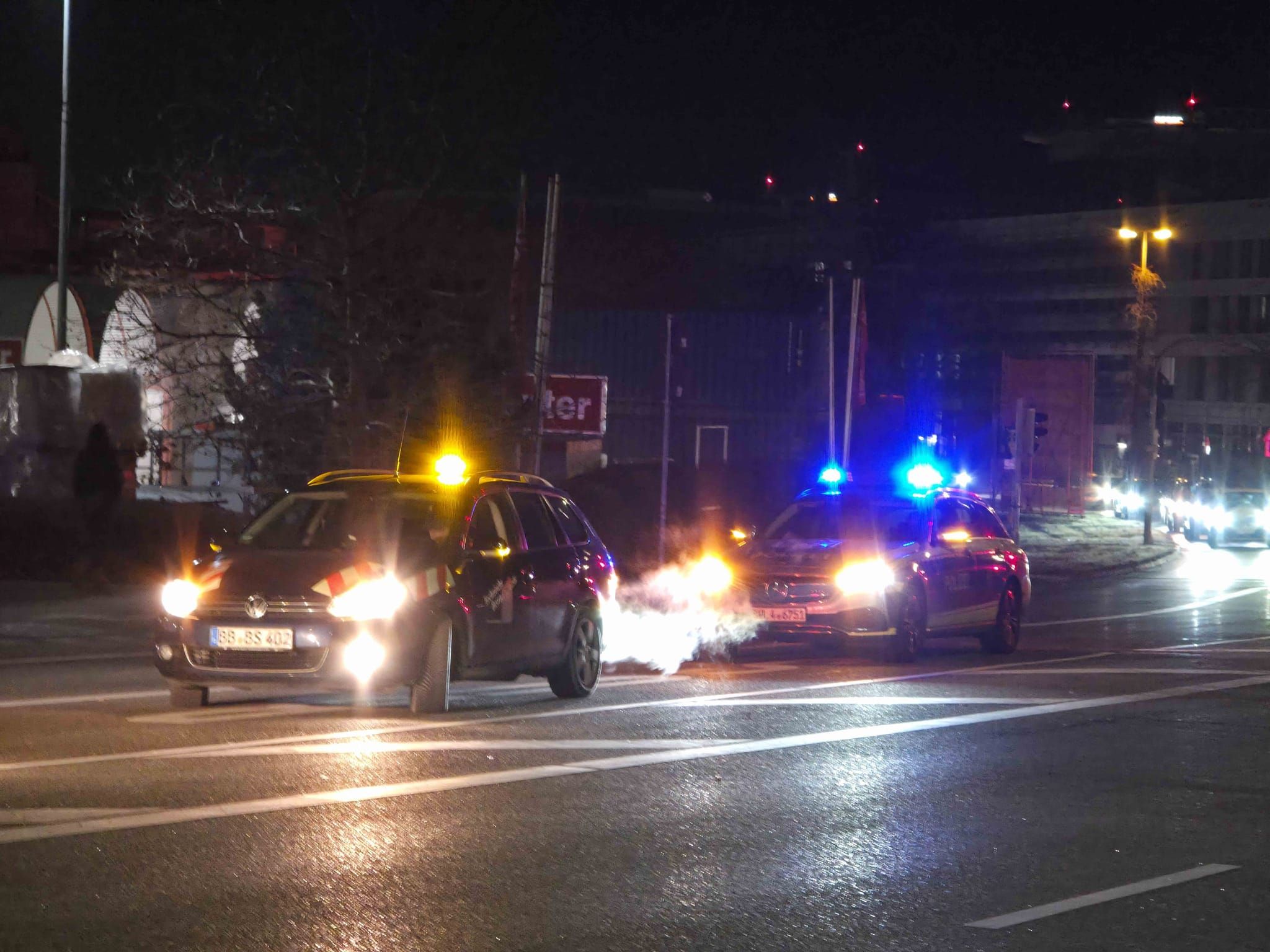 Ein VW stieß in Böblingen mit einem Linienbus zusammen und wurde in eine Bushaltestelle geschleudert, vier Menschen wurden leicht verletzt.