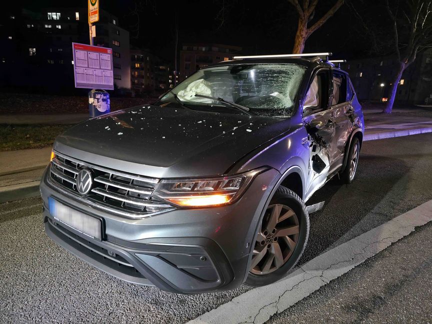 Ein VW kollidierte mit einem Linienbus und schleuderte danach in eine Bushaltestelle, vier Menschen wurden verletzt. 	Bilder: SDMG/Dettenmeyer