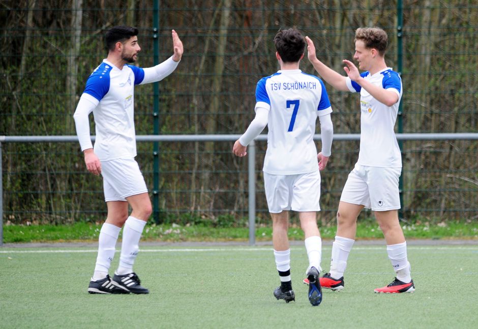 An der heimischen Elsenhalde haben die Schönaicher Fußballer Grund zum Jubel. Bild:: photostampe