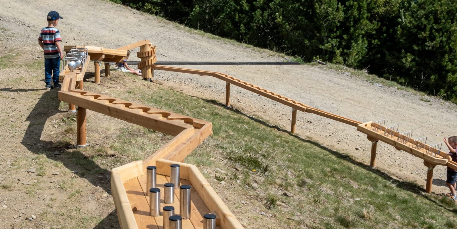 Die Kugelbahnen sorgen für Abwechslung beim Wandern.