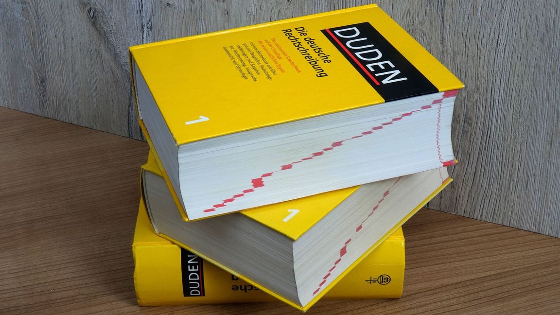 Der neue Duden wurde um 3.000 Wörter erweitert, darunter „Balkonkraftwerk“, „Deutschlandticket“, „ChatGPT“, „Granola“, „Klimakleber“ oder auch „Ukrainekrieg“. (Symbolbild)