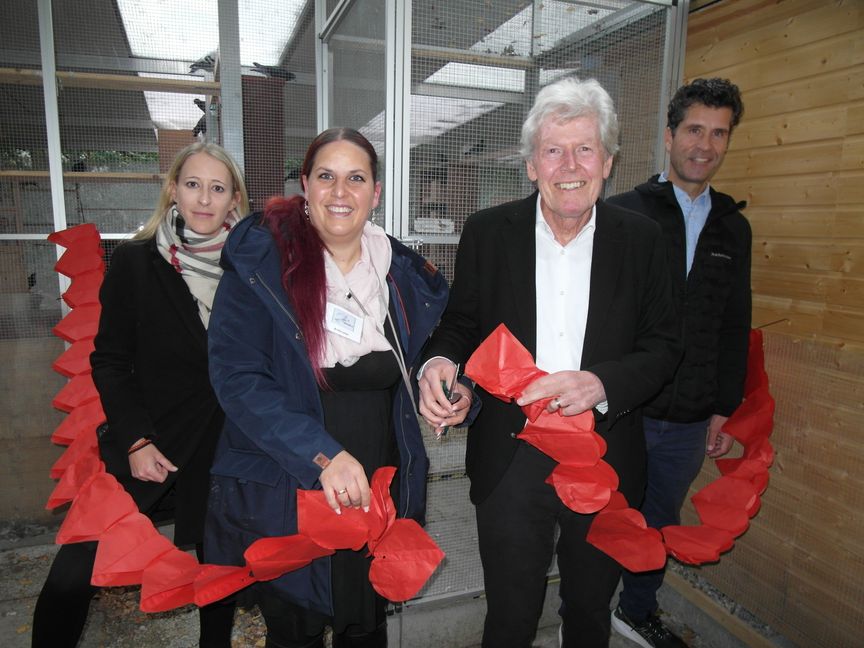 Anna Feix und Britta Leins vom Verein "Straßentaube und Stadtleben" sowie die Vorstände der Kommunalanstalt Kreistierheim Böblingen Wolf Eisenmann und Björn Hinck (von links) haben auf dem Gelände des Kreistierheims eine Behinderten-Voliere für Straßen-, Zucht- und Brieftauben eingeweiht.  Bild: Staber