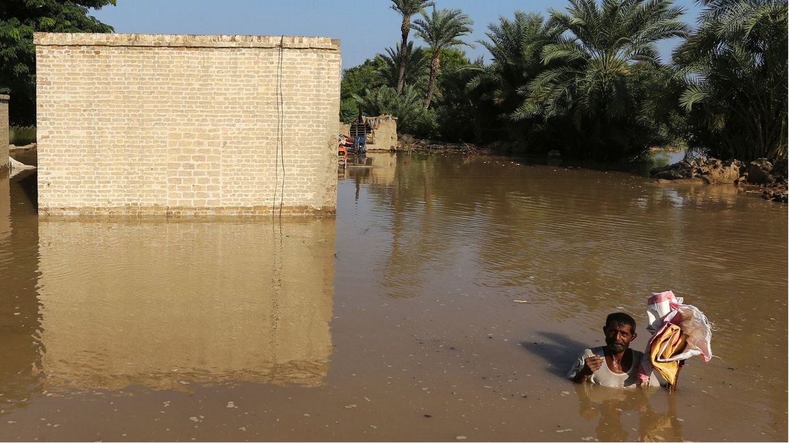 Ein Dorfbewohner wartet darauf, aus einem überfluteten Gebiet im Dorf Daryapur in der Nähe von Jalalpur Pirwala im Distrikt Multan, Pakistan, evakuiert zu werden.