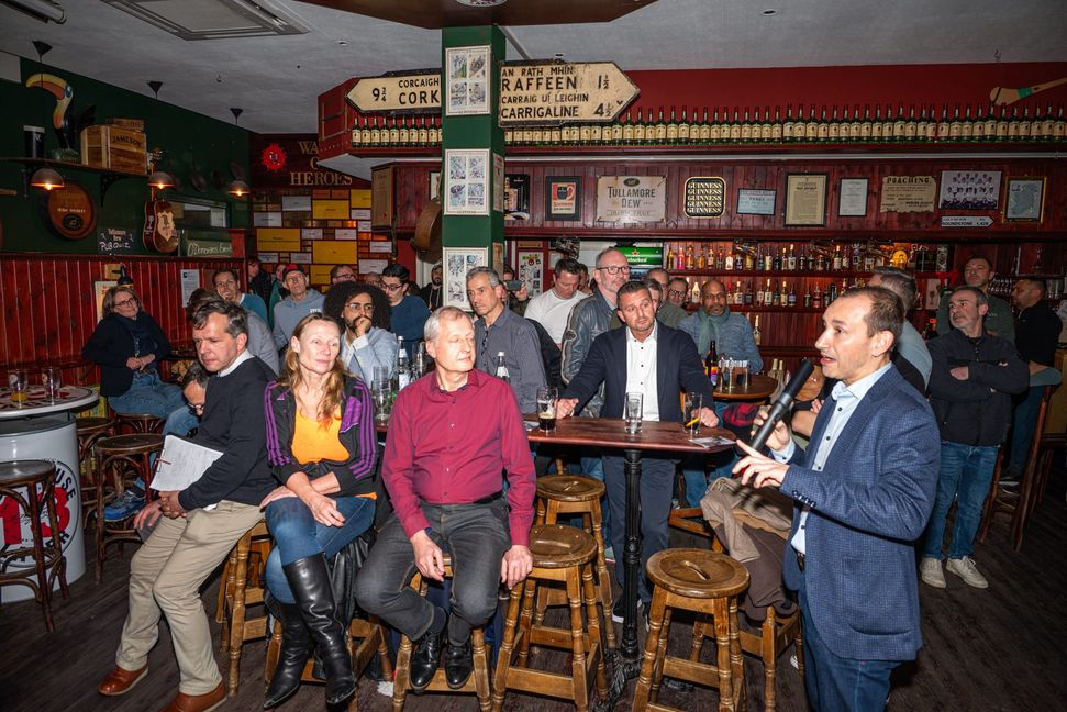 Werner Schneider, Fridi Miller, Luca Guimaraes de Macedo, Aleksandar Blazevski hören den Ideen des amtierenden Oberbürgermeisters Dr. Stefan Belz zu.