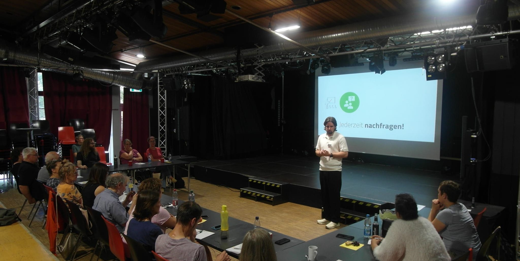 Im Sindelfinger Pavillon hat Fachreferent Simon Danco von der Fachstelle Extremismusdistanzierung (FEX) einen Workshop im Rahmen des Weiterbildungsformats „Da.Gegen.Rede – Stärkung im Umgang mit Hass im Netz“ geleitet.