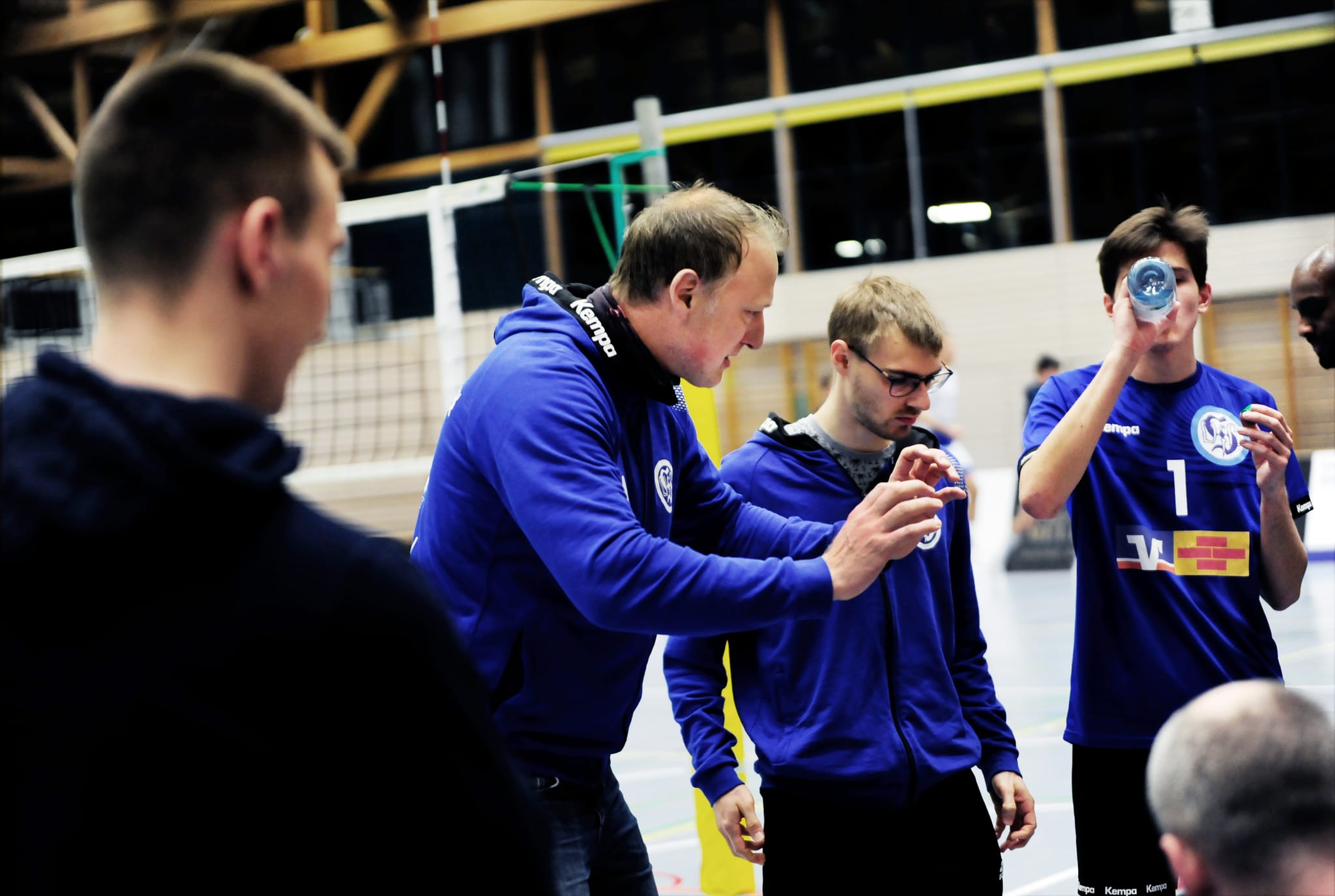 Sindelfingen Volleyballtrainer Alexander Haas in Aktion. Beim Auswärtsspiel in Bad Waldsee gab es viel Redebedarf. Bild: photostampe