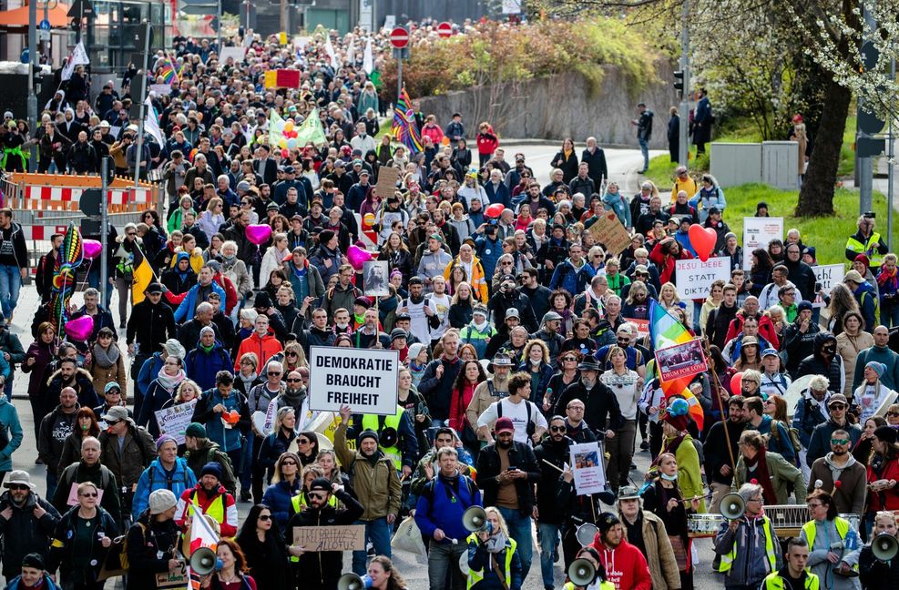 Auch bei der weitgehend friedlichen Demonstration am 3. April in Stuttgart wurden Straftaten wie Beleidigung und Widerstand gegen Vollstreckungsbeamte registriert.
Foto: dpa/Christoph Schmidt