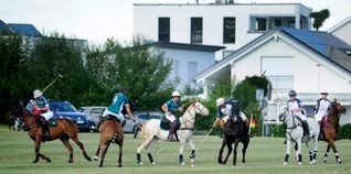 Der Ball ist im Spiel und gleich nehmen Reiter und Pferde  Tempo auf.