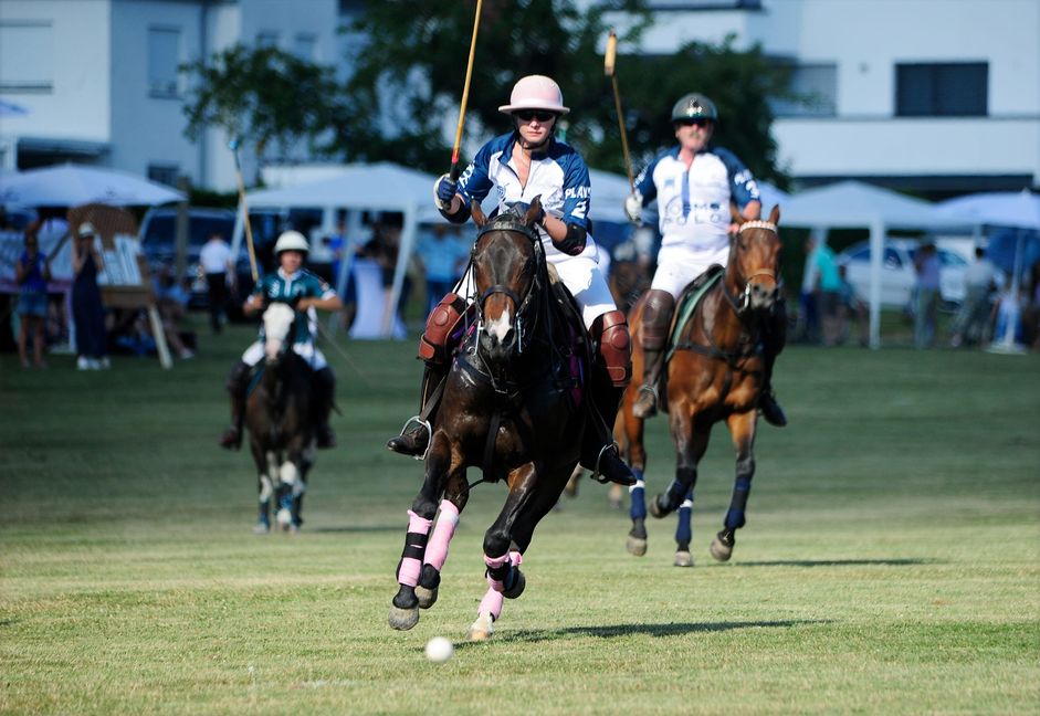 Im vollen Galopp Richtung gegberisches Tor. Polo ist die schnellste Sportart der Welt.