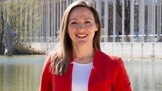 Jasmina Hostert vor der Wandelhalle in Böblingen.