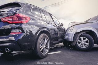 Eine Leichtverletzte  und  14 000 Euro Schaden. Bild: Adobe Stock
