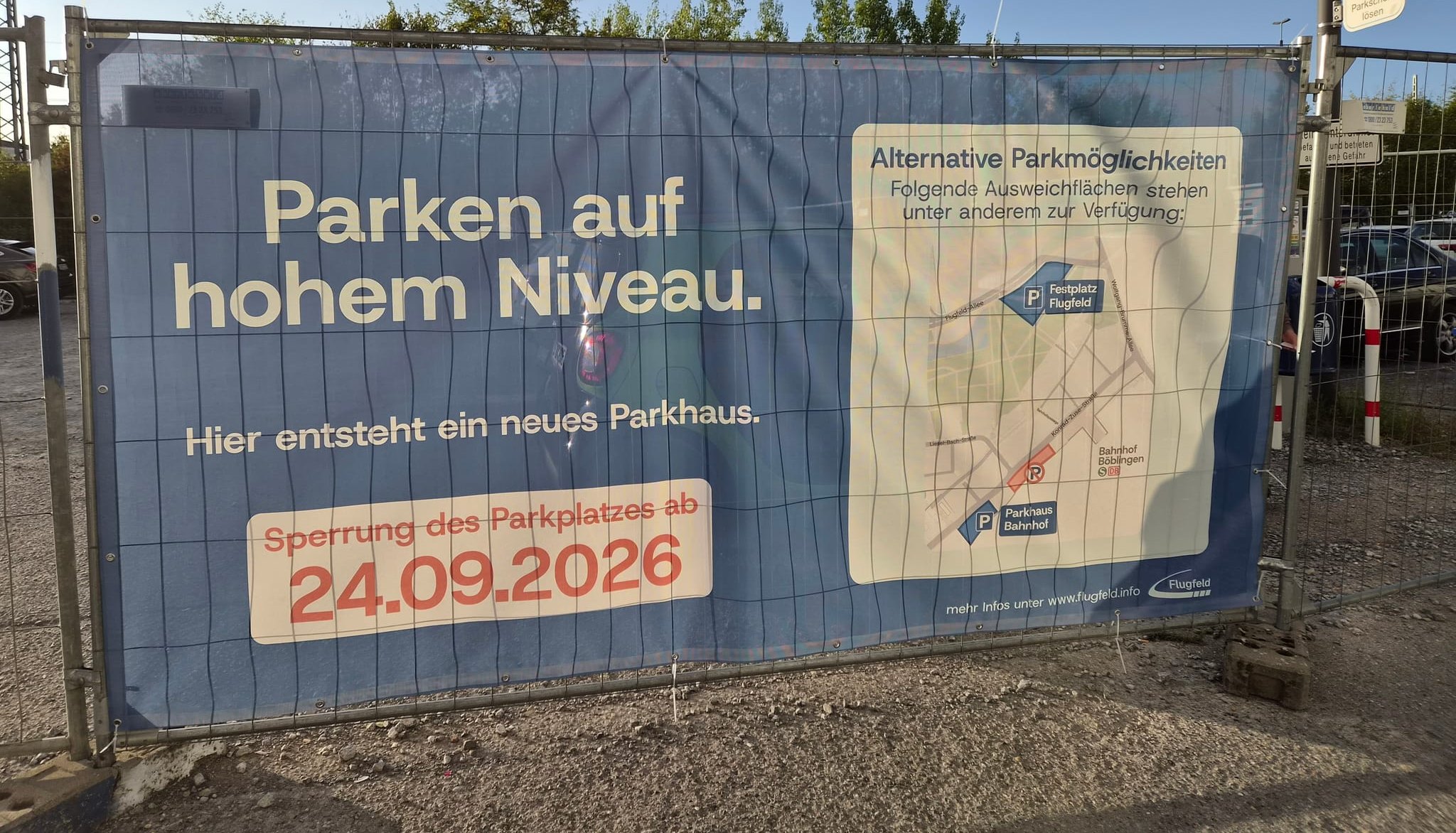 Große Banner weisen auf die Sperrung der Fläche ab dem 24. September hin.