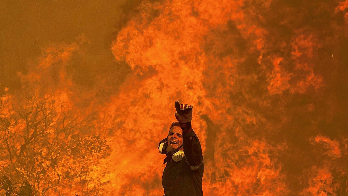 Bislang gibt es in Griechenland rund 14.100 Feuerwehrleute. Auch Privatleute bereiten sich auf den Kampf gegen die Brände vor.