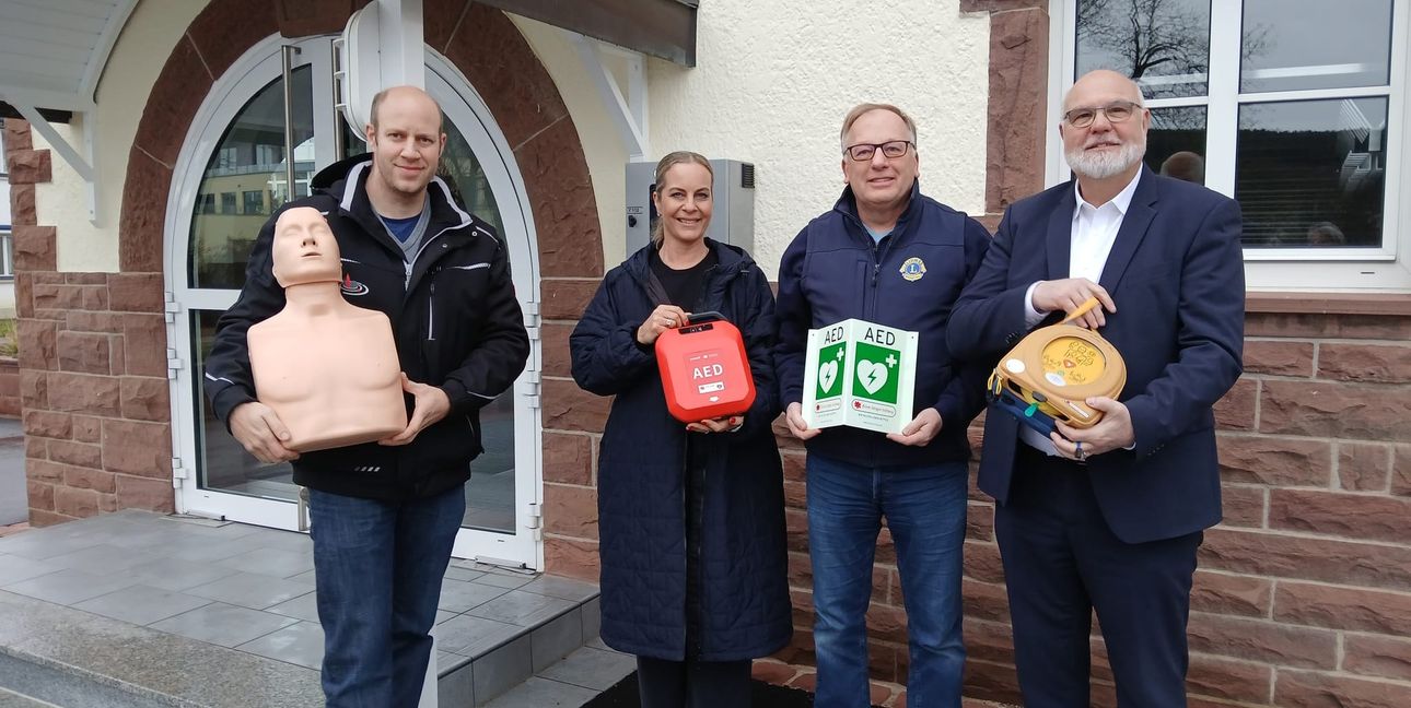 Von links: Manuel Riehm (Gebäudemanagement Stadt Weil der Stadt), Gabriele Ballmer (Projektkoordinatorin „Herzsicher“ Björn Steiger Stiftung), Thomas Paulus (Lions Club Pforzheim Johannes Reuchlin) sowie Weil der Stadts Erster Abgeordneter Jürgen Katz.