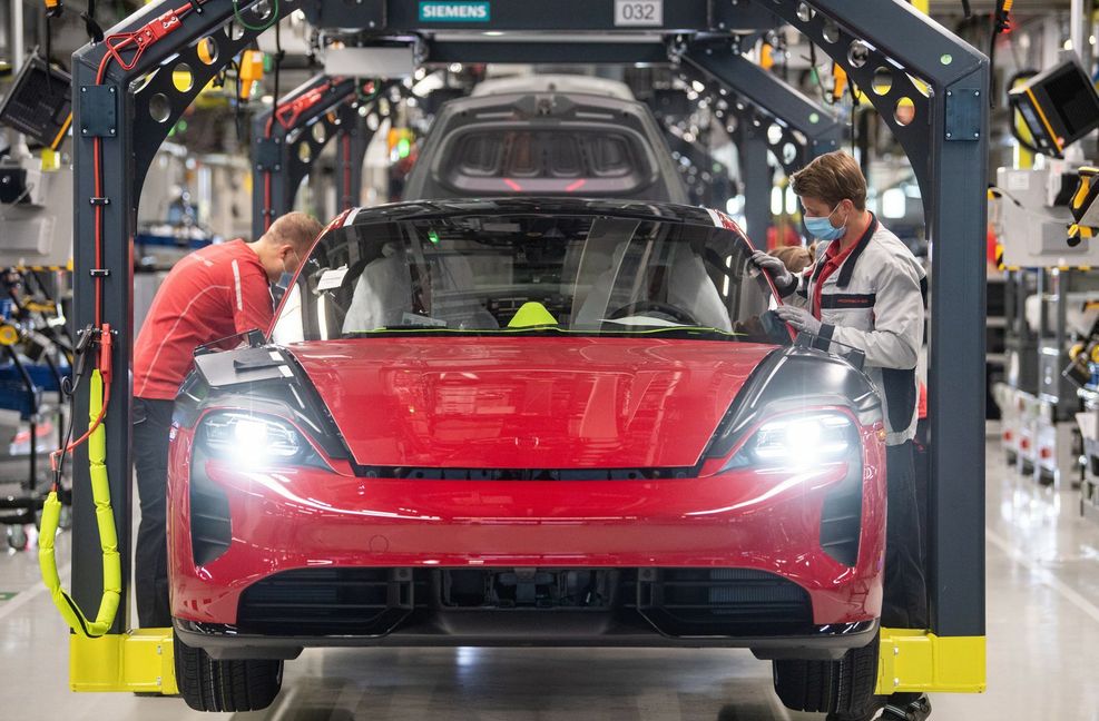 Wer bei Porsche arbeitet, ob in der Produktion, im Praktikum oder als Ingenieur, darf sich über eine ordentliche Vergütung freuen. Das Bild zeigt die Fertigung des Elektroautos Taycan in Zuffenhausen. Foto: dpa/Marijan Murat