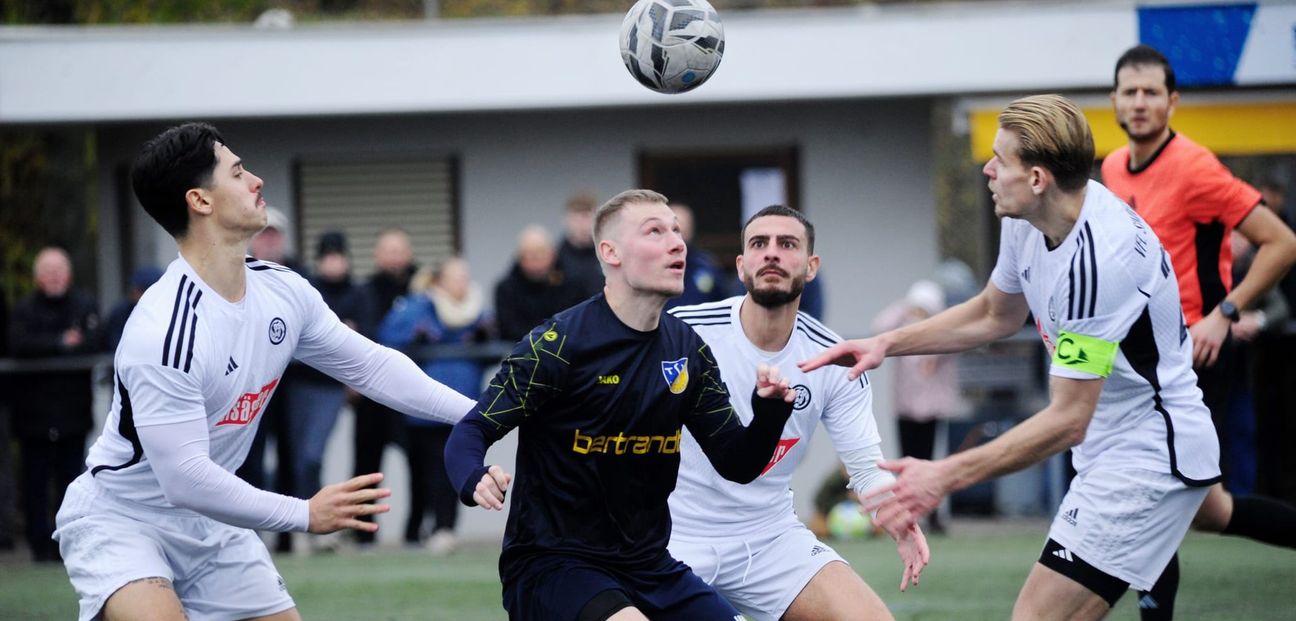 Der Ehninger Lars Jäger (zweiter von links), der im Sommer zum GSV Maichingen wechselt, umringt von den Sindelfingern Lucas Schuckenböhmer, Kenan Kasikci und Raphael Molitor (von links). Für den VfL spielte Jäger einst auch schon.