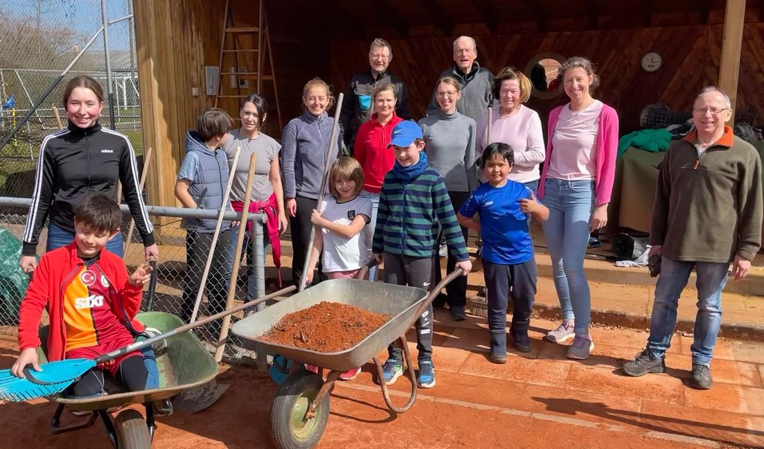 Ein Tennisplatz baut sich nicht von alleine auf.