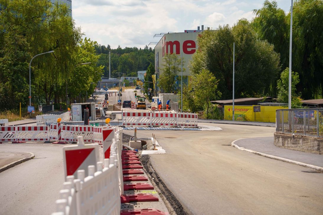 Die Kreuzung Eschenbrünnlestraße/Schwertstraße wird zu einem Kreisverkehr.