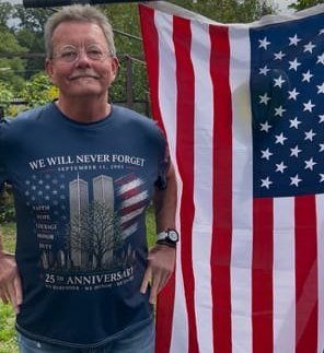Larry Dean Blankenship erinnert mit T-Shirt und US-Flagge an die Opfer des 11. September 2001.
