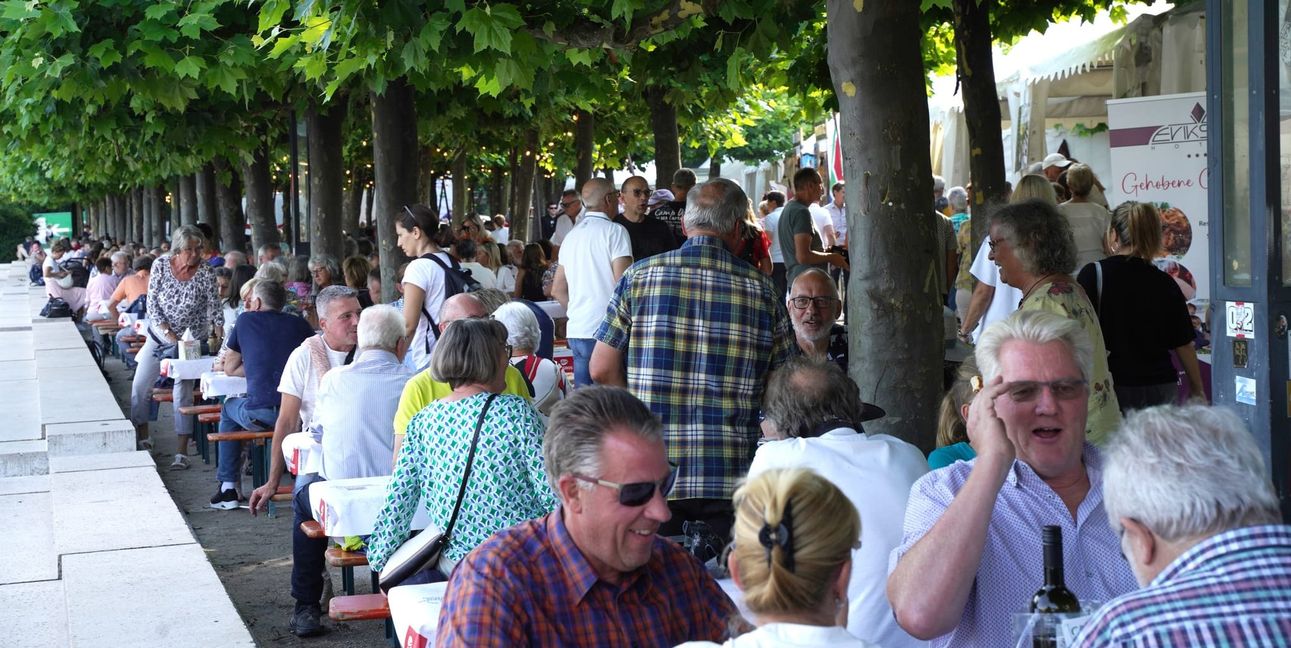 Volle Bänke, tolle Atmosphäre: Schlemmen am See in Böblingen lockt die Massen.